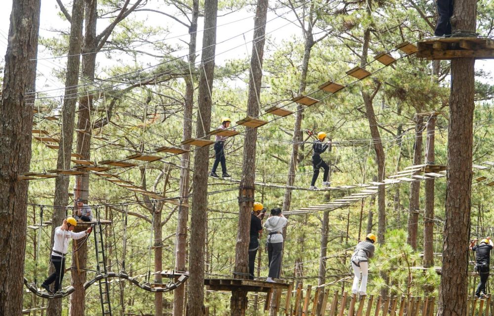 Khu tr&ograve; chơi li&ecirc;n ho&agrave;n tại Thung lũng Ng&agrave;n Hoa